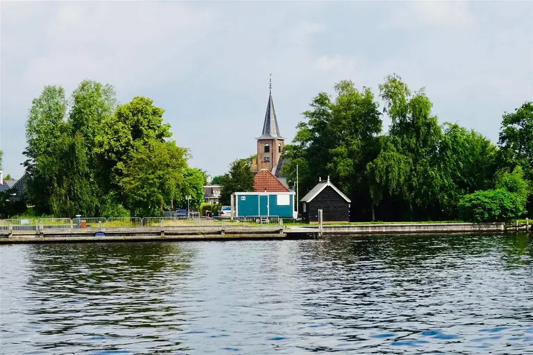 Blick vom Wasser auf Earnewâld